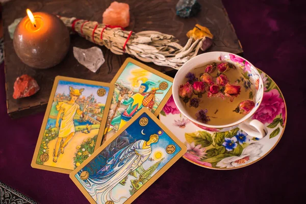 Tarot kartı tahminleri ve diğer eski Avrupa büyüleri. Avrupa, Ukrayna. Kiev Eylül 1: İllüstrasyon Editörü