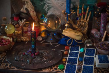 Tarot kartı tahminleri ve diğer eski Avrupa büyüleri kavramı.  