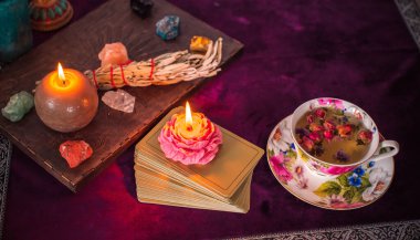 Tarot kartı tahminleri ve diğer eski Avrupa büyüleri kavramı.  