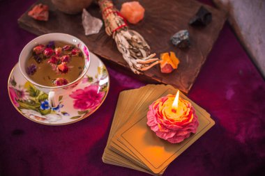 Tarot kartı tahminleri ve diğer eski Avrupa büyüleri kavramı.  