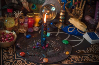 Tarot kartı tahminleri ve diğer eski Avrupa büyüleri kavramı.  