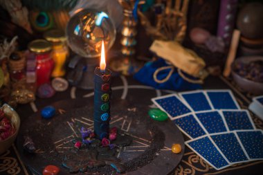 Tarot kartı tahminleri ve diğer eski Avrupa büyüleri kavramı.  