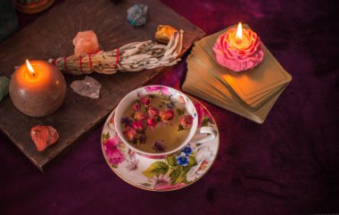Tarot kartı tahminleri ve diğer eski Avrupa büyüleri kavramı.  