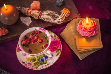 Tarot kartı tahminleri ve diğer eski Avrupa büyüleri kavramı.  