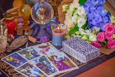 Tarot kartları kavramı, aşk büyüsü aşkı çeker, kader kehanetleri ve diğer büyüler. Avrupa, Ukrayna. Kiev Eylül 1: İllüstrasyon Editörü