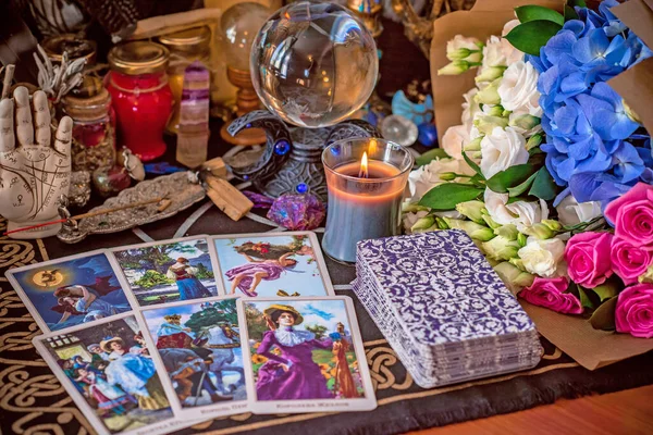 Tarot kartları kavramı, aşk büyüsü aşkı çeker, kader kehanetleri ve diğer büyüler. Avrupa, Ukrayna. Kiev Eylül 1: İllüstrasyon Editörü