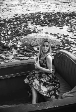 Turist. Teknedeki güzel sarışın kadın. Romantik sahne, tatil güzel anlar.