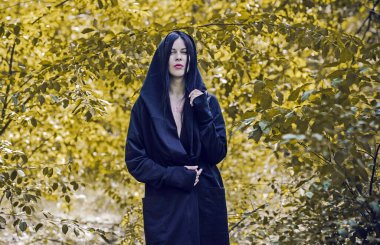 Siyah elbiseli cadı, Cadılar Bayramı konsepti, parti fikirleri, koyu renk gotik elbiseli kadın.