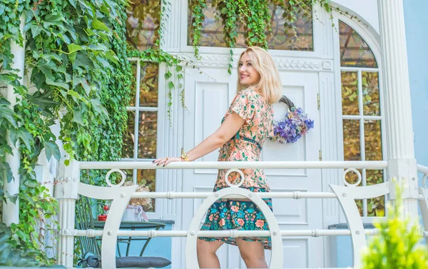 테라스에 드레스에 유럽의 로맨틱 하우스 — 스톡 사진