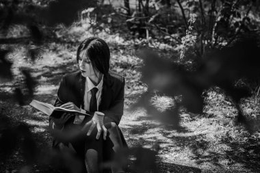 Uzun siyah örgülü gotik kız, Cadılar Bayramı partisi fikirleri, kostümlü ve ürkütücü kostümlü.