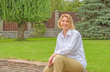 50-55 yaşlarındaki güzel olgun bir bayanın yaşam tarzı. Kadın Avrupalı görünümü