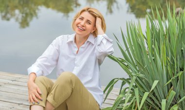 50-55 yaşlarındaki güzel olgun bir bayanın yaşam tarzı. Kadın Avrupalı görünümü