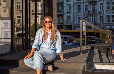 Artı, şehirde Avrupalı ya da Amerikalı güzel bir kadın var, hayatın tadını çıkarıyor, yürüyor. İnsanların hayatı XI boyutunda, mutlu, güzel, güzel bir kadın. Aşırı kilolu kavramı