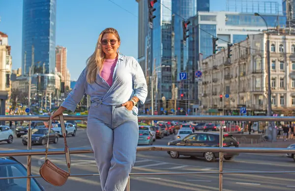 Storlek Europeiska Eller Amerikanska Trevlig Kvinna Staden Njuta Livet Promenader — Stockfoto