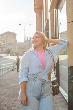 Artı, şehirde Avrupalı ya da Amerikalı güzel bir kadın var, hayatın tadını çıkarıyor, yürüyor. İnsanların hayatı XI boyutunda, mutlu, güzel, güzel bir kadın. Aşırı kilolu kavramı