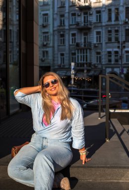 Artı, şehirde Avrupalı ya da Amerikalı güzel bir kadın var, hayatın tadını çıkarıyor, yürüyor. İnsanların hayatı XI boyutunda, mutlu, güzel, güzel bir kadın. Aşırı kilolu kavramı