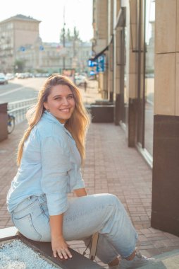 Artı, şehirde Avrupalı ya da Amerikalı güzel bir kadın var, hayatın tadını çıkarıyor, yürüyor. İnsanların hayatı XI boyutunda, mutlu, güzel, güzel bir kadın. Aşırı kilolu kavramı