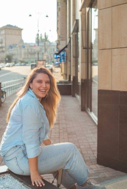 Artı, şehirde Avrupalı ya da Amerikalı güzel bir kadın var, hayatın tadını çıkarıyor, yürüyor. İnsanların hayatı XI boyutunda, mutlu, güzel, güzel bir kadın. Aşırı kilolu kavramı