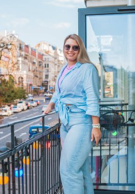 Artı, şehirde Avrupalı ya da Amerikalı güzel bir kadın var, hayatın tadını çıkarıyor, yürüyor. İnsanların hayatı XI boyutunda, mutlu, güzel, güzel bir kadın. Aşırı kilolu kavramı