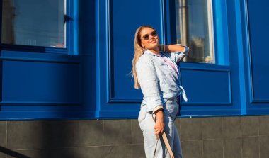 Artı, şehirde Avrupalı ya da Amerikalı güzel bir kadın var, hayatın tadını çıkarıyor, yürüyor. İnsanların hayatı XI boyutunda, mutlu, güzel, güzel bir kadın. Aşırı kilolu kavramı