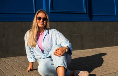 Artı, şehirde Avrupalı ya da Amerikalı güzel bir kadın var, hayatın tadını çıkarıyor, yürüyor. İnsanların hayatı XI boyutunda, mutlu, güzel, güzel bir kadın. Aşırı kilolu kavramı