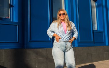 Artı, şehirde Avrupalı ya da Amerikalı güzel bir kadın var, hayatın tadını çıkarıyor, yürüyor. İnsanların hayatı XI boyutunda, mutlu, güzel, güzel bir kadın. Aşırı kilolu kavramı