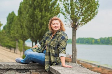 Artı, Avrupalı ya da Amerikalı yetişkin bir kadın, hayatın tadını çıkarıyor, etrafta dolaşıyor. İnsanların hayatı XXL boyutunda, mutlu, güzel, güzel bir bayan. Aşırı kilolu kavramı