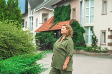 Artı, Avrupalı ya da Amerikalı yetişkin bir kadın, hayatın tadını çıkarıyor, etrafta dolaşıyor. İnsanların hayatı XXL boyutunda, mutlu, güzel, güzel bir bayan. Aşırı kilolu kavramı