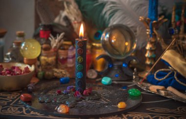 Sihirli özellikleri olan bir sahne. Cadı meselesi. Astroloji ve okültizm kavramı. Cadılar Bayramı Dekorasyonu 