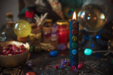 Sihirli özellikleri olan bir sahne. Cadı meselesi. Astroloji ve okültizm kavramı. Cadılar Bayramı Dekorasyonu 