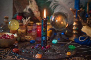 Sihirli özellikleri olan bir sahne. Cadı meselesi. Astroloji ve okültizm kavramı. Cadılar Bayramı Dekorasyonu 