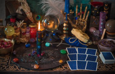 Sihirli özellikleri olan bir sahne. Cadı meselesi. Astroloji ve okültizm kavramı. Cadılar Bayramı Dekorasyonu 