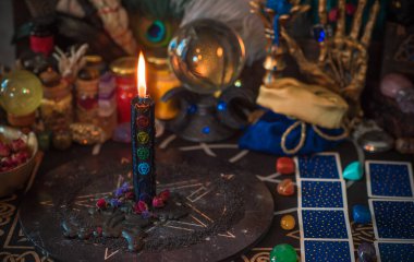 Sihirli özellikleri olan bir sahne. Cadı meselesi. Astroloji ve okültizm kavramı. Cadılar Bayramı Dekorasyonu 