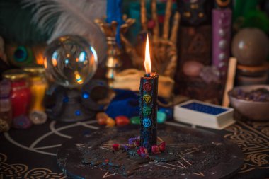 Sihirli özellikleri olan bir sahne. Cadı meselesi. Astroloji ve okültizm kavramı. Cadılar Bayramı Dekorasyonu 