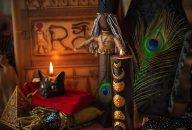 Sihirli özellikleri olan bir sahne. Cadı meselesi. Astroloji ve okültizm kavramı. Cadılar Bayramı Dekorasyonu 