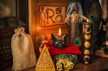 Sihirli özellikleri olan bir sahne. Cadı meselesi. Astroloji ve okültizm kavramı. Cadılar Bayramı Dekorasyonu 