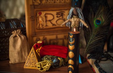 Sihirli özellikleri olan bir sahne. Cadı meselesi. Astroloji ve okültizm kavramı. Cadılar Bayramı Dekorasyonu 