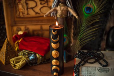 Sihirli özellikleri olan bir sahne. Cadı meselesi. Astroloji ve okültizm kavramı. Cadılar Bayramı Dekorasyonu 