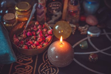 Sihirli özellikleri olan bir sahne. Cadı meselesi. Astroloji ve okültizm kavramı. Cadılar Bayramı Dekorasyonu 