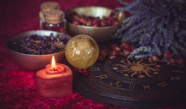 Sihirli özellikleri olan bir sahne. Cadı meselesi. Astroloji ve okültizm kavramı. Cadılar Bayramı Dekorasyonu 