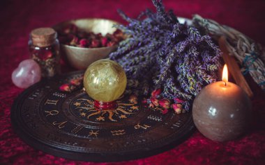 Sihirli özellikleri olan bir sahne. Cadı meselesi. Astroloji ve okültizm kavramı. Cadılar Bayramı Dekorasyonu 