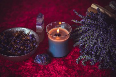 Sihirli özellikleri olan bir sahne. Cadı meselesi. Astroloji ve okültizm kavramı. Cadılar Bayramı Dekorasyonu 