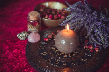 Sihirli özellikleri olan bir sahne. Cadı meselesi. Astroloji ve okültizm kavramı. Cadılar Bayramı Dekorasyonu 