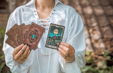  Cadılar Bayramı için sihirli şeyler, kadınların elinde Tarot kartları, detayları kapat. Ukrayna. Kiev 31 Ekim. Resimli başyazı