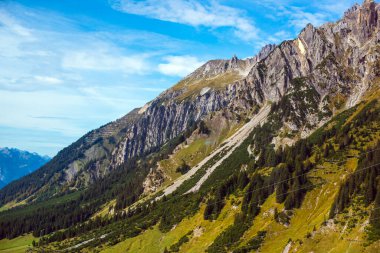 Dağlarda Tatil. Seyahat ve macera konsepti. Alpler manzarası, turizm konsepti  