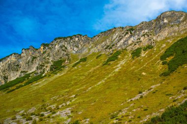 Dağlarda Tatil. Seyahat ve macera konsepti. Alpler manzarası, turizm konsepti  