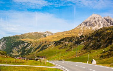Dağlarda Tatil. Seyahat ve macera konsepti. Alpler manzarası, turizm konsepti  