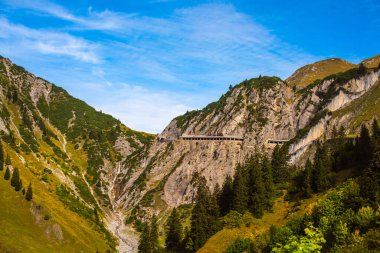 Dağlarda Tatil. Seyahat ve macera konsepti. Alpler manzarası, turizm konsepti  