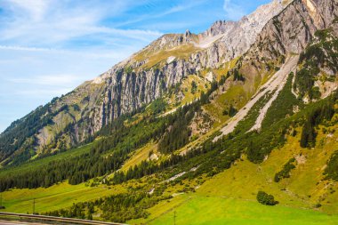 Dağlarda Tatil. Seyahat ve macera konsepti. Alpler manzarası, turizm konsepti  