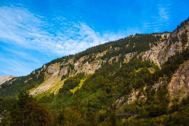 Dağlarda Tatil. Seyahat ve macera konsepti. Alpler manzarası, turizm konsepti  